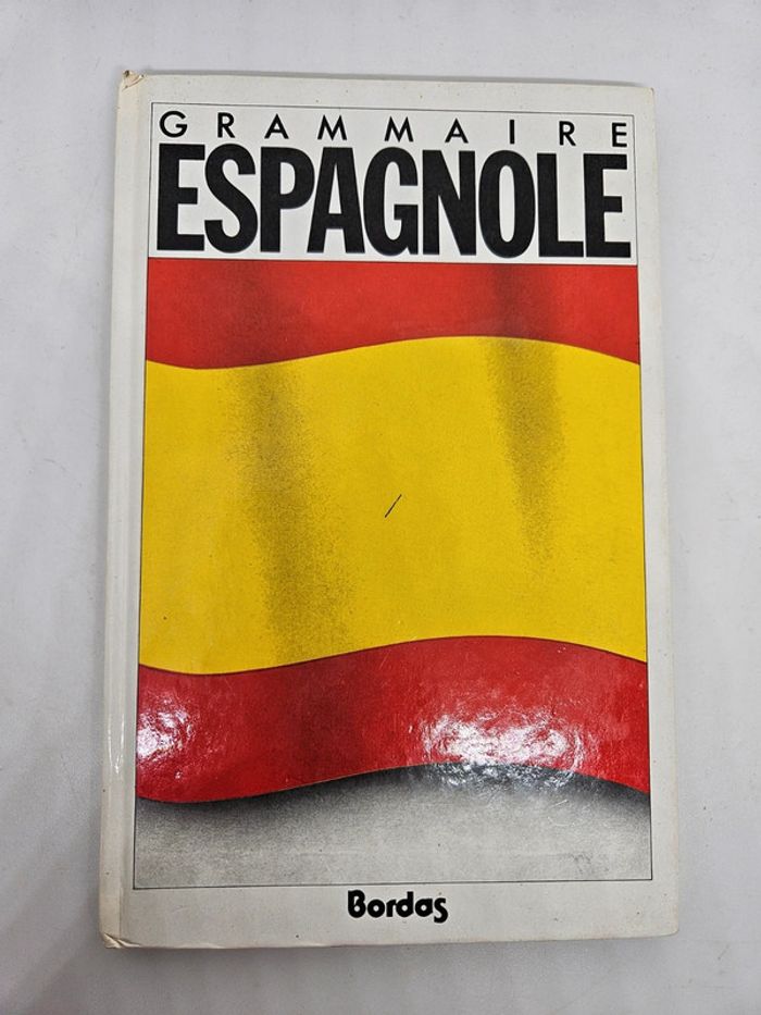 "Grammaire Espagnole".
Bordas.
ISBN : 2.04.016238.0