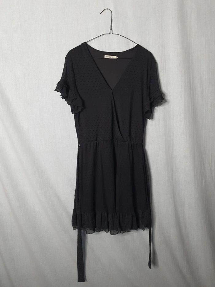 Robe noire à plumetis