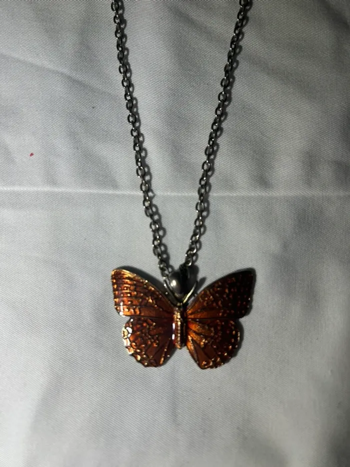 Collier vintage avec un papillon - photo numéro 3
