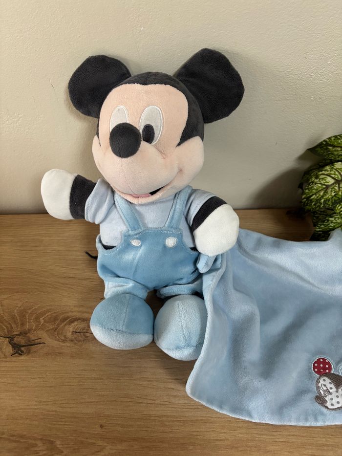 Doudou peluche Mickey salopette et mouchoir bleu Disney nicotoy - photo numéro 4