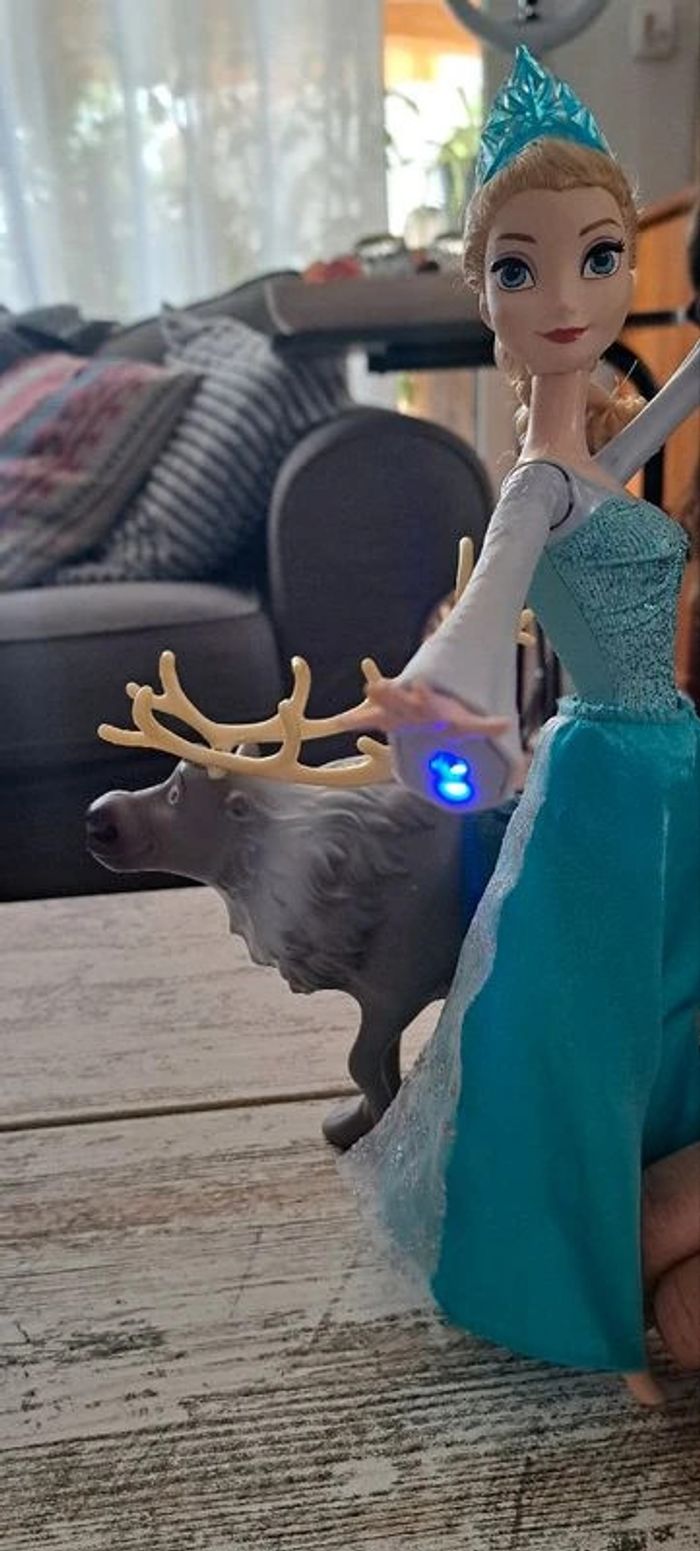 Poupée reine des neiges avec lumieres et swen