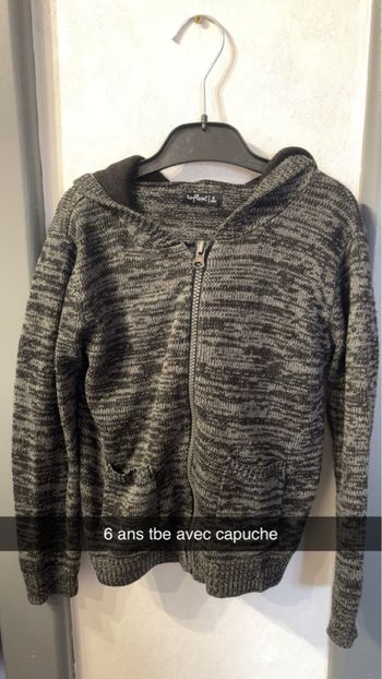 🧥 Gilet zippé avec capuche – 6 ans