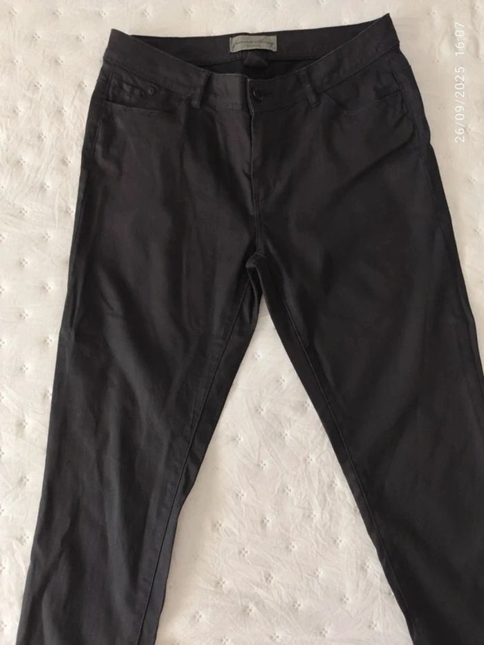 Pantalón negro básico estrecho con cremallera en bajo de Yessica - photo numéro 2