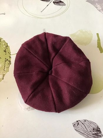 Béret garçon en laine 50% de couleur bordeaux taille 4/6 ans