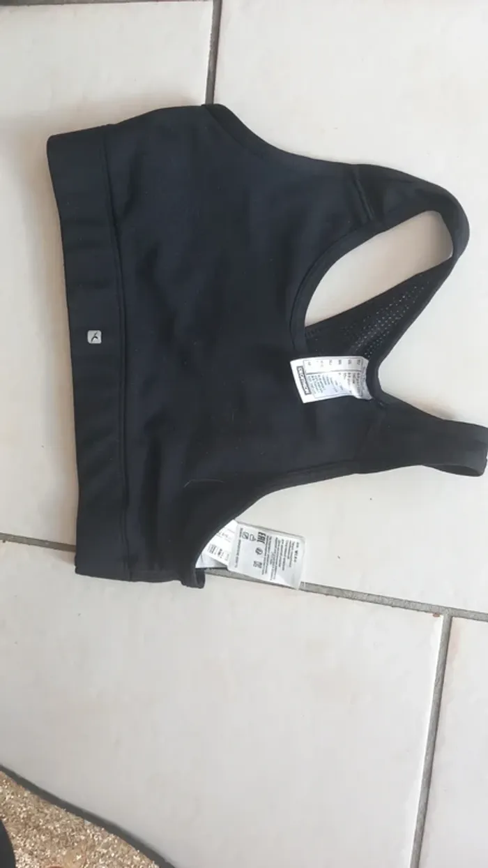 Brassière de sport noir décathlon fille 8/9 ans tbe