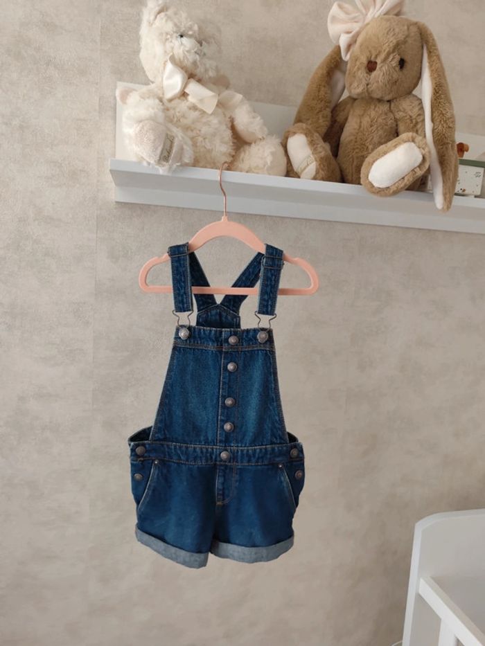 Salopette short en jeans bleu Kiabi taille 5 ans.