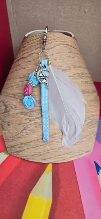 Porte clef divers rose fimo et plume  neuf