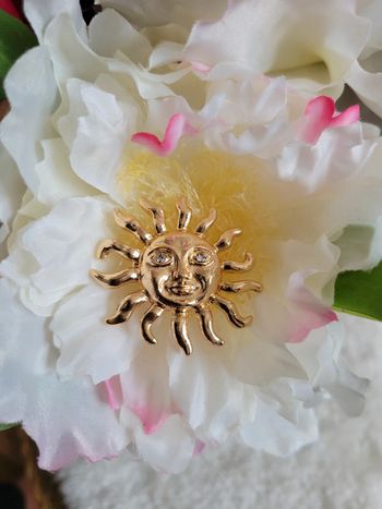 Broche soleil souriant et yeux zirconiums