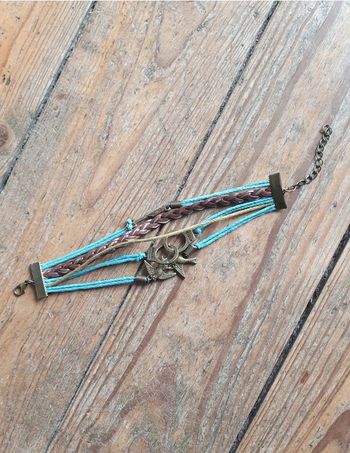 Bracelet ficelles turquoises, cuir torsadé, menottes et oiseaux bronze