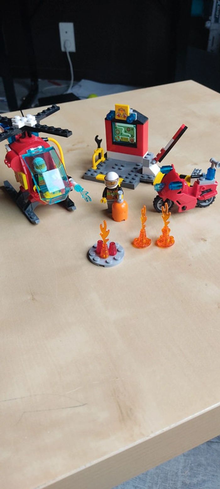 Lego city sauveteur hélicoptère et moto centre de contrôle