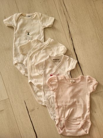 Lot de 4 bodies manches courtes fille 1 mois