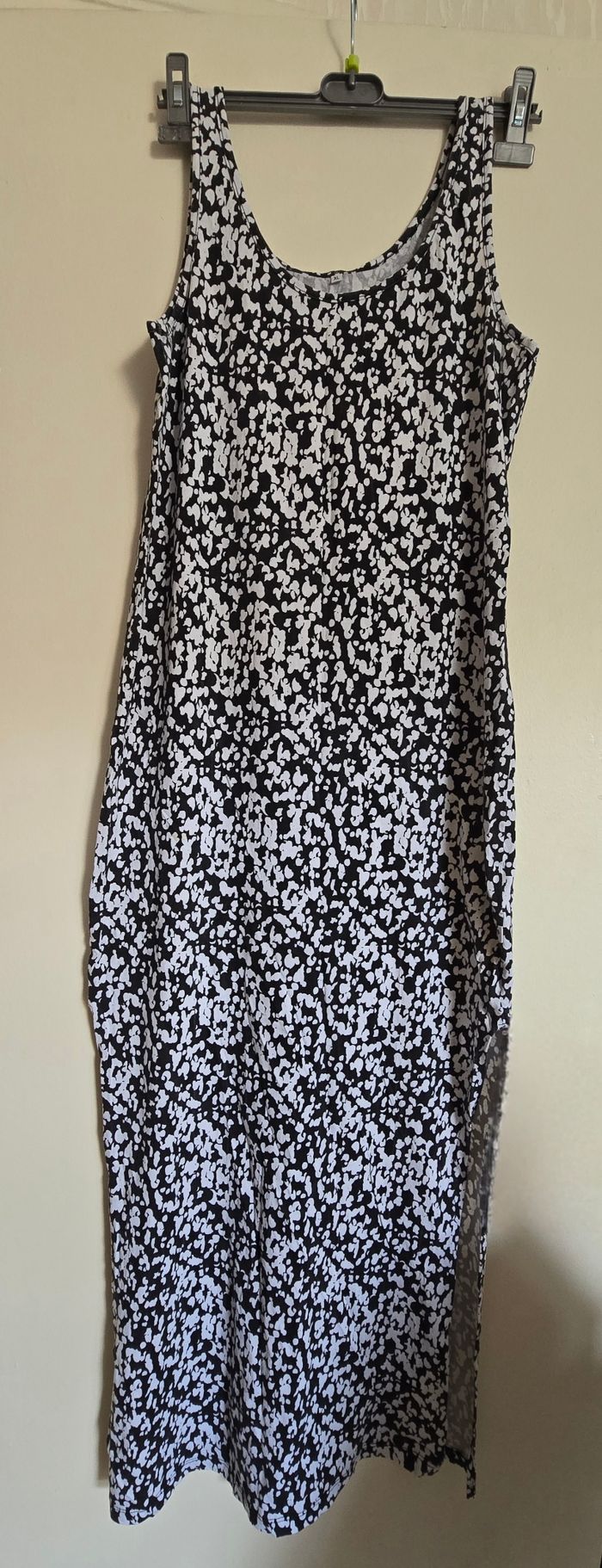 Robe noire et blanche