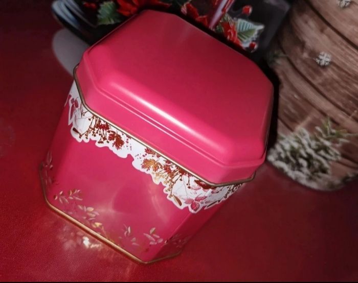 Boîte métallique rouge décorative