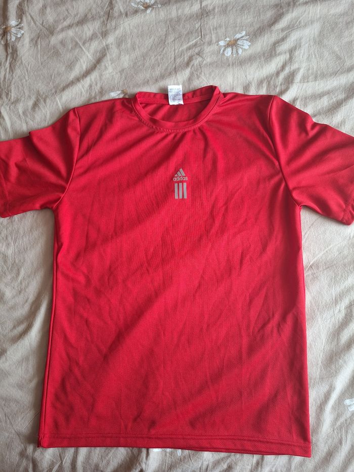 Tee-shirt Adidad Rouge taille XL Neufe sans étiquette - photo numéro 1