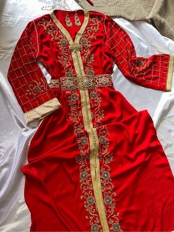 Caftan rouge perlé entièrement à la main