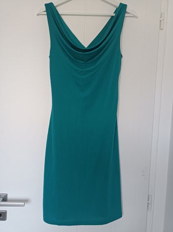Robe bleue avec strass sur les lanières