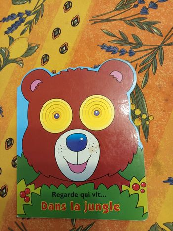 Livre en carton regarde qui vit dans la jungle