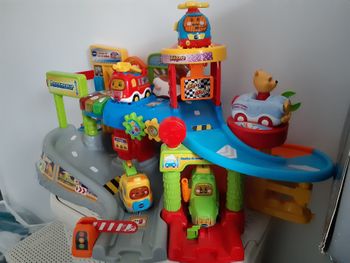 Garage et figurines tut tut bolides
