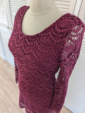 Robe courte en crochet bordeaux
