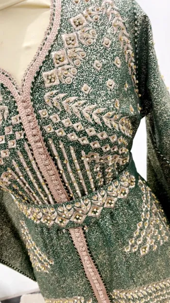 Magnifique caftan joliment travaillé