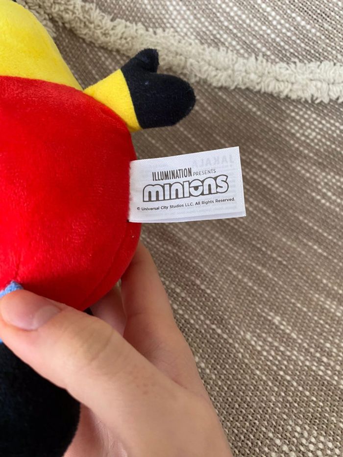 Peluche doudou 25cm Moi moche et méchant les minions jaune tomate rouge très bon état - photo numéro 4