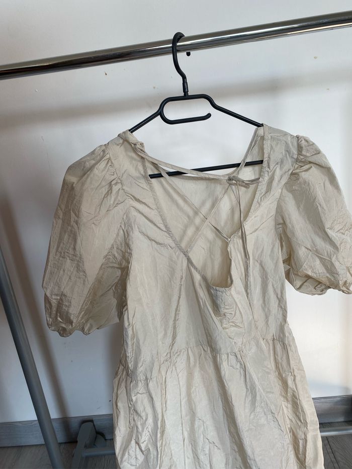 Robe couleur or, fermé avec un laçage - photo numéro 3