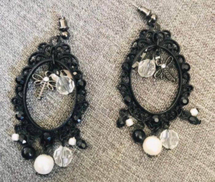 Boucles d'oreilles couleur noir et perle transparente bon état agatha