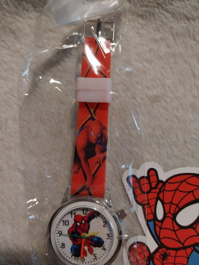 Montre spiderman avec un stickers - photo numéro 3