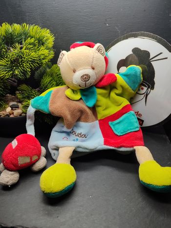 Doudou et Compagnie Marionnette Mirou l ours voiture grelot marron vert bleu rouge poche bonnet