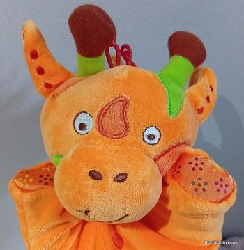 Doudou marionnette à main girafe de marque Babymoov