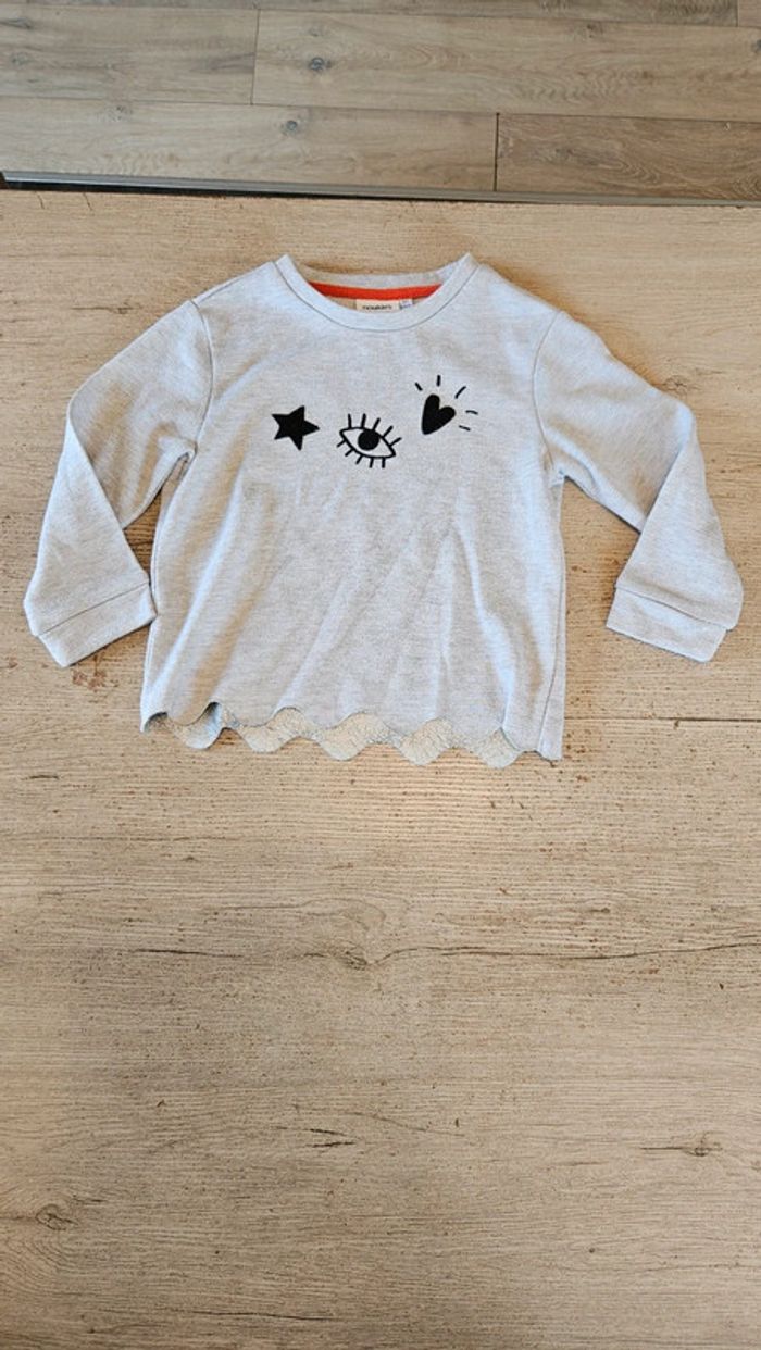 Pull léger gris clair brillant, manches longues, Noukie's, 5 ans, neuf