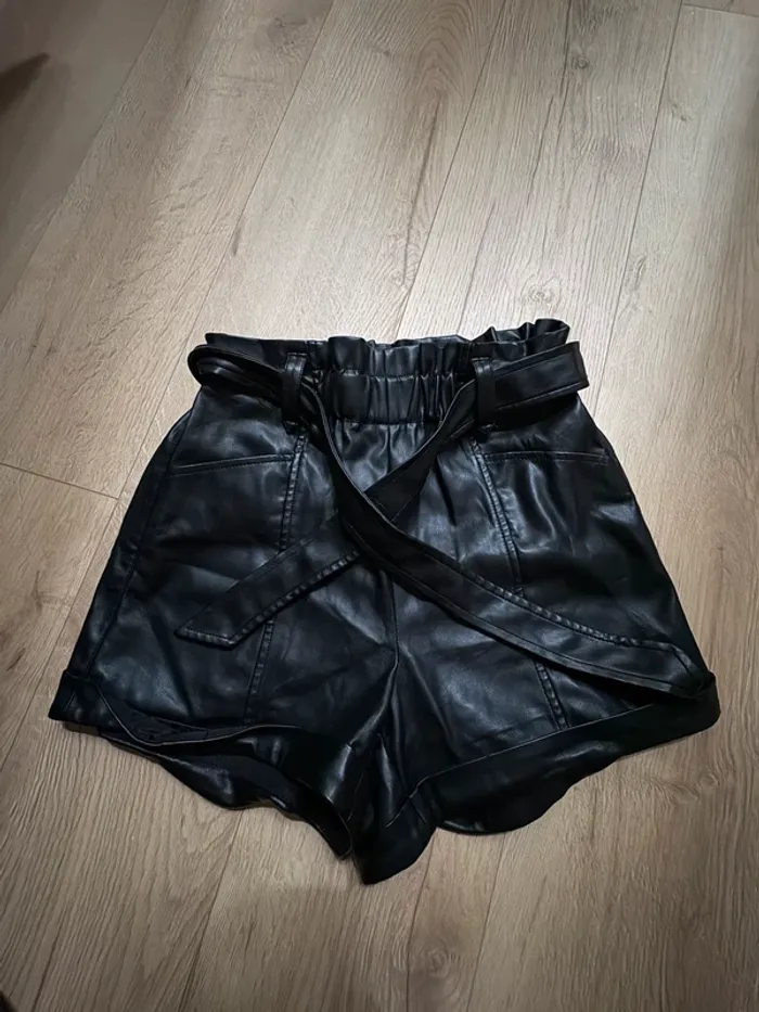 Short en cuir noire - photo numéro 2