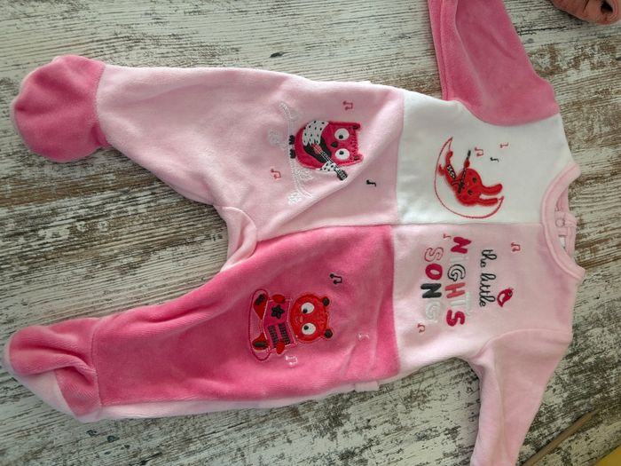 Lot pyjamas  1 mois  fille - photo numéro 6