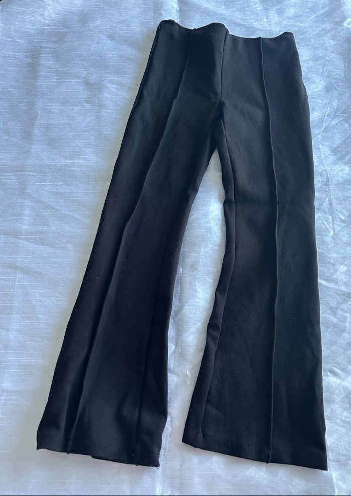 Pantalon noir simple évasé