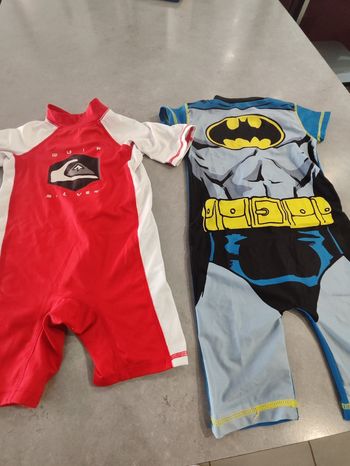 Lot 2 combishorts de bain – Batman & Quiksilver – Taille 2/3 ans – Bon état