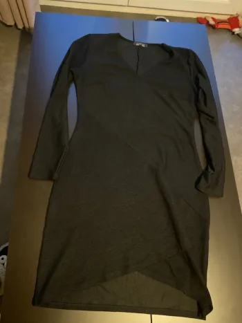 Robe noir cintrée cache cache en très bon état