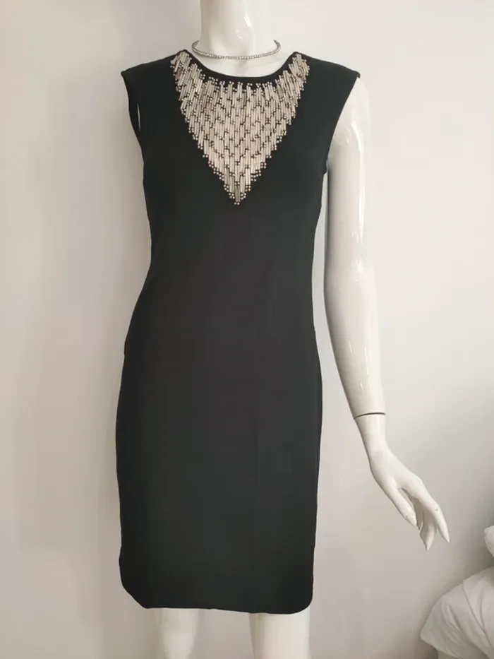 Robe moulante noire, dos nu avec plastron a l'avant