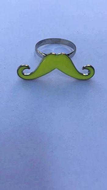 Bague moustache jaune Neuve