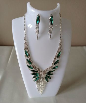 Ensemble collier et boucle d’oreille en pierre blanche