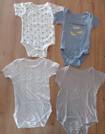 Lot bodies taille 24 mois