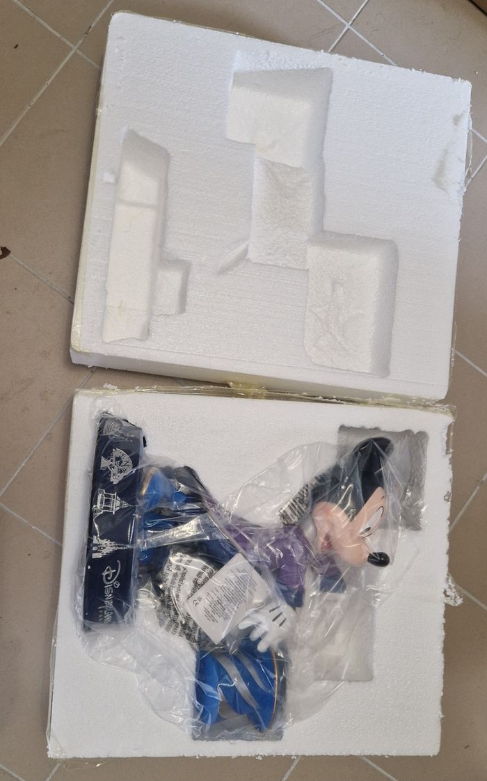 Statue Mickey Disneyland Paris 30ème anniversaire lumineux - photo numéro 6