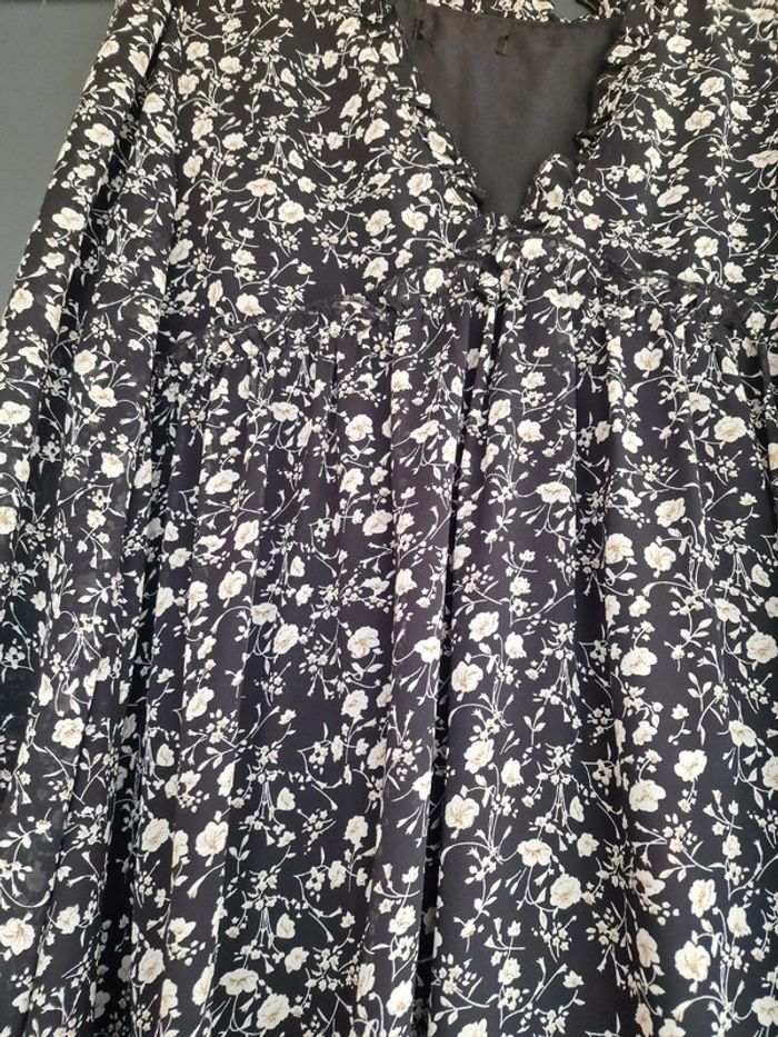 Robe mi longue noir volant a imprimé fleurs blanches - photo numéro 3