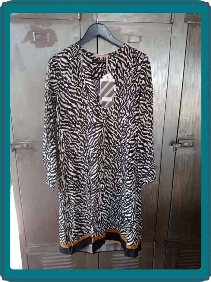 Robe longue noire et blanche zébrée La Fée Maraboutée taille 38 neuve