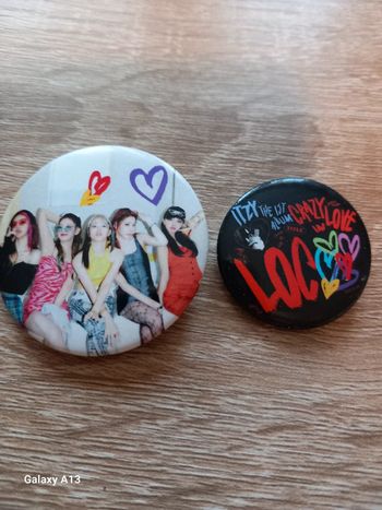 2 badges Itzy