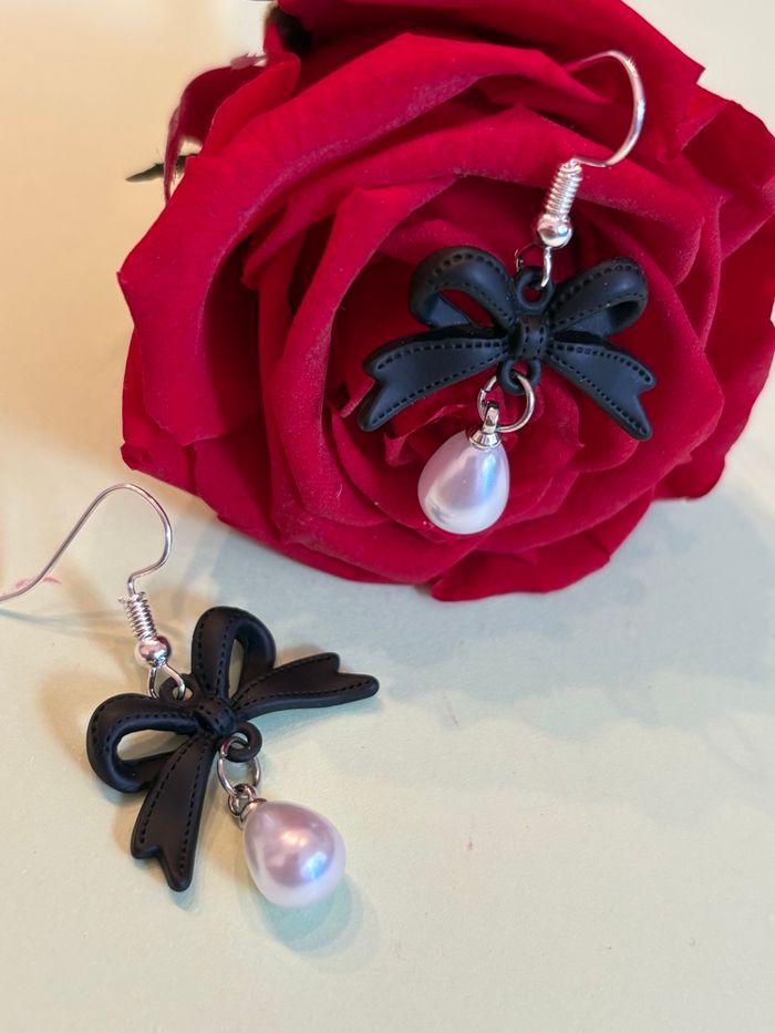 Boucles d'oreilles Noeuds Noirs & Perles Nacrées - photo numéro 2