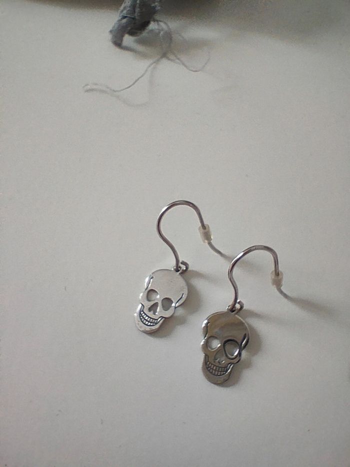 Ensemble bijoux boucles d'oreilles et bracelet tête de mort rock'n'roll pierres noires - photo numéro 3