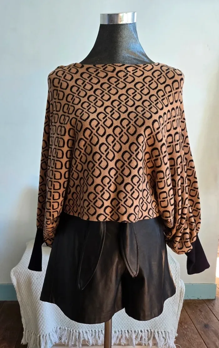 Très jolie pull court.
