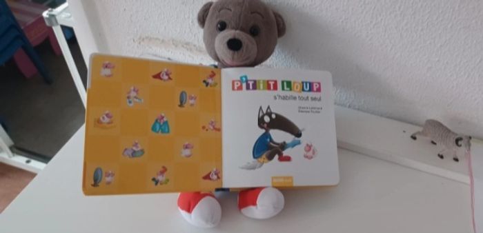 Livre petit loup s'habille tout seul - photo numéro 3