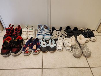 Lot de 11 paires de chaussures pour enfant + 1 paire de naissance neuve
