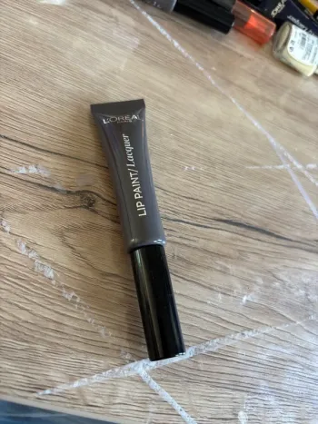 Rouge à lèvres gris L’Oréal Paris,  n° 179